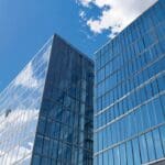 Edificio moderno de oficinas tecnológicas con cielo despejado