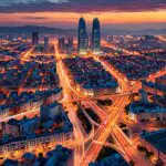 Panorámica de un distrito tecnológico moderno en Barcelona al atardecer