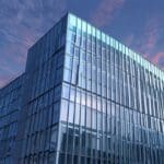 Moderno edificio de oficinas tecnológicas al amanecer con cielo despejado