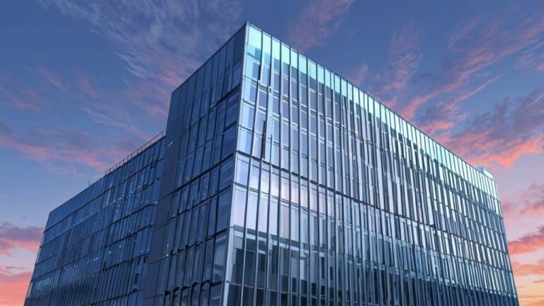 Moderno edificio de oficinas tecnológicas al amanecer con cielo despejado