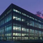 Edificio moderno de incubadora de startups tecnológicas al atardecer