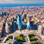 Panorámica de la ciudad de Barcelona con modernos edificios tecnológicos.