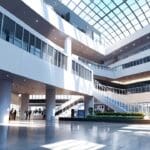 Vista de un moderno centro de convenciones rodeado de emprendedores y dispositivos de alta tecnología