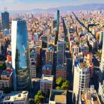 Vista panorámica de un distrito tecnológico en Barcelona con edificios modernos y vegetación, fotografiado en un día soleado