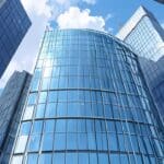 Moderno edificio corporativo tecnológico en una ciudad latinoamericana con cielo despejado