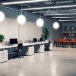 Oficinas modernas de una empresa tecnológica con dispositivos electrónicos sobre mesas minimalistas