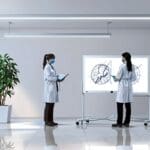 Equipo tecnológico de diagnóstico médico sobre una superficie blanca en un entorno clínico moderno con iluminación suave