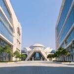 Exterior de un moderno centro de innovación tecnológica en Abu Dhabi con cielos despejados y arquitectura contemporánea