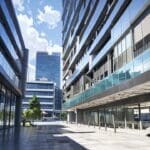 Vista moderna de un centro de innovación tecnológica con edificios acristalados en Madrid