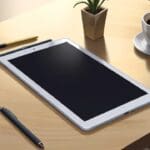 Primer plano de una tablet moderna sobre una mesa, con una interfaz amigable para personas mayores, en un entorno luminoso y minimalista