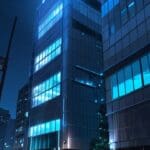 Edificio moderno con luces azules en un distrito tecnológico de una gran ciudad
