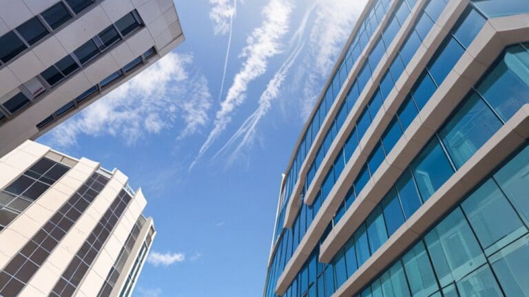 Edificios modernos de oficinas tecnológicas en el centro de Málaga bajo un cielo despejado