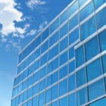 Edificio moderno de empresa tecnológica bajo un cielo azul brillante