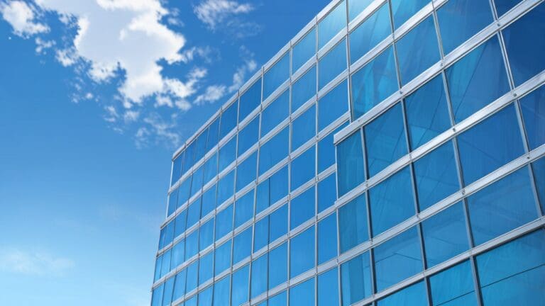 Edificio moderno de empresa tecnológica bajo un cielo azul brillante