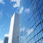 Vista aérea de un moderno edificio corporativo en un entorno urbano con cielo despejado