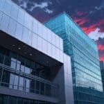 Edificios de oficinas modernas al amanecer con un cielo despejado y tecnológico