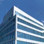 Moderno edificio de oficinas tecnológicas con cielo despejado