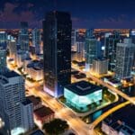 Panorámica aérea del distrito financiero de Miami con rascacielos modernos y luces encendidas al anochecer