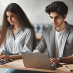 Dos jóvenes emprendedores trabajando en laptops en un espacio de coworking moderno