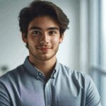 Retrato de un emprendedor chileno joven en un entorno de oficina moderna