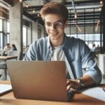 Fotografía de una persona joven usando una laptop en un espacio de coworking moderno