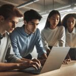 Personas jóvenes revisando datos en una laptop en un espacio de coworking moderno
