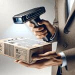 Primer plano de manos sosteniendo un escáner 3D portátil sobre un paquete en un entorno tecnológico moderno.