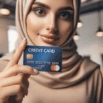 Primer plano de una joven usando una tarjeta de crédito digital en un espacio de coworking moderno.