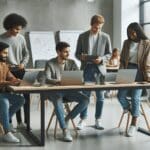 Jóvenes emprendedores colaborando en un espacio de coworking moderno, con portátiles y pizarras electrónicas.