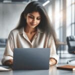 Joven empresaria trabajando en una laptop en un entorno de oficina moderno y luminoso, con detalles tecnológicos.