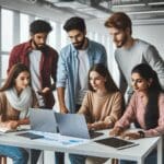 Grupo diverso de jóvenes emprendedores colaborando alrededor de una mesa con laptops y material tecnológico en un coworking luminoso.