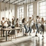 Personas jóvenes celebrando en un espacio moderno con computadoras portátiles y decoración sencilla.