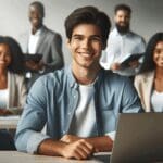 Retrato de un emprendedor joven en una oficina moderna con laptops, sonriendo, equipo diverso al fondo.