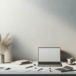 Mesa de trabajo con computadora portátil, calculadora y documentos financieros, fondo blanco y estilo minimalista.