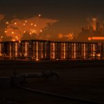 Centro de datos de IA en Texas con consumo de gas natural representando el impacto ambiental y la competencia tecnológica con China.