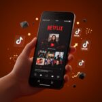 Smartphone mostrando videos verticales de Netflix en un entorno futurista en tonos naranja y negro representando experimentos de streaming y tendencias de consumo de video.