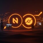 Fusión de Fubo con Hulu Live TV simbolizada por orbes luminosos entrelazados en un entorno digital de streaming y deportes, destacando la innovación y la estrategia de mercado.