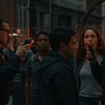 Agentes de ICE y CBP utilizando reconocimiento facial público para vigilancia biométrica y verificación de ciudadanía con enfoque en privacidad y derechos civiles.