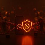 Escudo digital protegiendo usuarios de WhatsApp contra ataques cibernéticos de NSO Group en un contexto de seguridad digital empresarial.