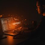 Desarrollador programando el nuevo frontend de Hacker News con JavaScript vanilla, mostrando optimización web y arquitectura para startups tecnológicas.