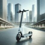 Primer plano de un patinete eléctrico futurista en ciudad moderna, con fondo difuminado y luz natural.