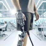 Primer plano de una persona con prótesis en rehabilitación en un centro moderno, ambiente luminoso y tecnológico.