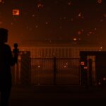 Periodista frente al Pentágono con restricciones de acceso, simbolizando la censura y regulación de medios en libertad de prensa.