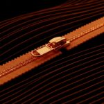 Innovación textil de YKK con cierres sostenibles y ligeros que revolucionan la manufactura en moda sostenible.