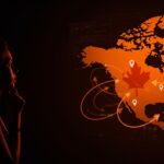Mujer joven contemplando el mapa digital de EE.UU. y Canadá simbolizando el deseo de emigrar y las tendencias de mercado en startups.