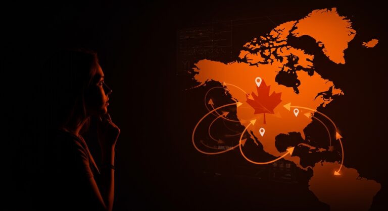 Mujer joven contemplando el mapa digital de EE.UU. y Canadá simbolizando el deseo de emigrar y las tendencias de mercado en startups.