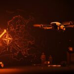 Microdrone táctico de startup española Aurea Avionics volando sobre mapa digital con símbolos de OTAN y metáforas visuales de escalabilidad y tecnología militar.