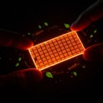 Batería ultrafina ecológica de startup suiza innovando en microelectrónica sostenible y carga rápida.