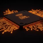 Detalle de un microprocesador Intel 386 con circuitos y multiplexores CMOS iluminados en naranja, destacando la innovación en diseño de chips y legado en ingeniería de hardware vintage.