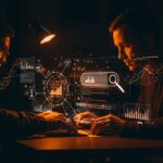 Desarrollador creando un motor de búsqueda eficiente con representación visual de indexación y optimización en un entorno tecnológico moderno para crecimiento SaaS.